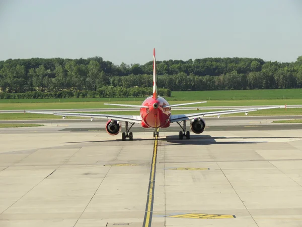 Flygplan på banan — Stockfoto