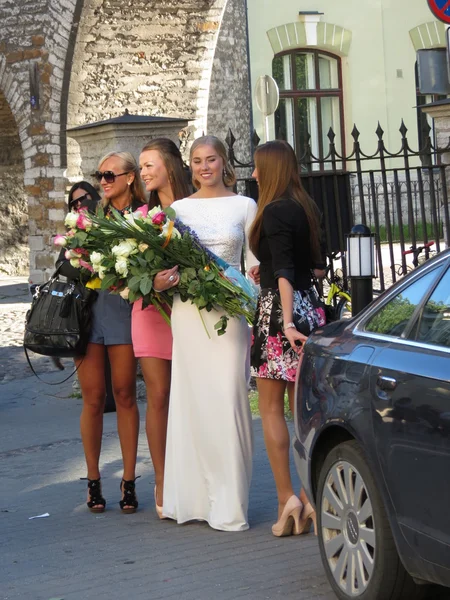 Tallinn Czerwca 2012 Niezidentyfikowane Sexy Dziewczyny Sukienka Kwiaty Udział Ceremonii — Zdjęcie stockowe