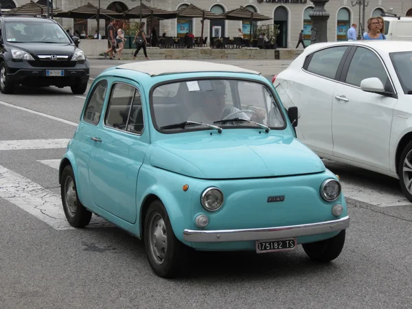 Легкий блакитний fiat 500 — стокове фото