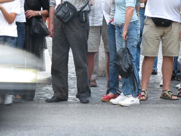 Personer Som Korsar Gatan Övergångsstället — Stockfoto