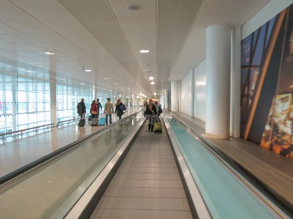 London Heathrow Circa December 2014 People Moving Walk Airport — Stock Photo, Image