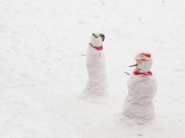 Boneco Neve Esculturas Neve Antropomórficas Sobre Fundo Neve — Fotografia de Stock