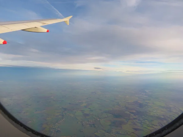 从飞行中的飞机在英国的乡村上空鸟瞰图 — 图库照片