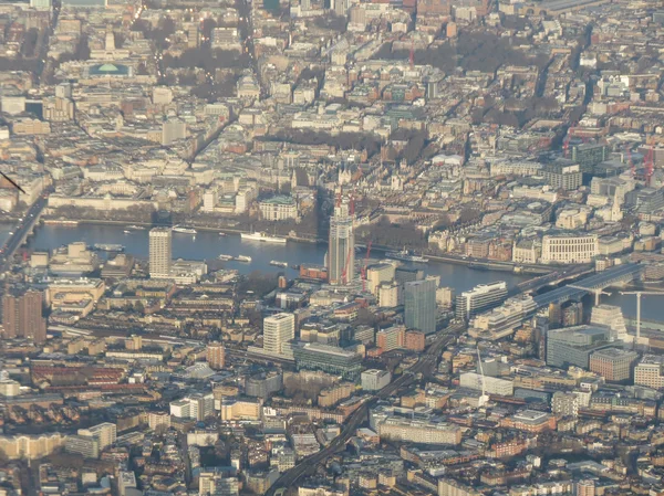 ロンドン市内中心部の上空で飛んでいる飛行機から空撮 — ストック写真