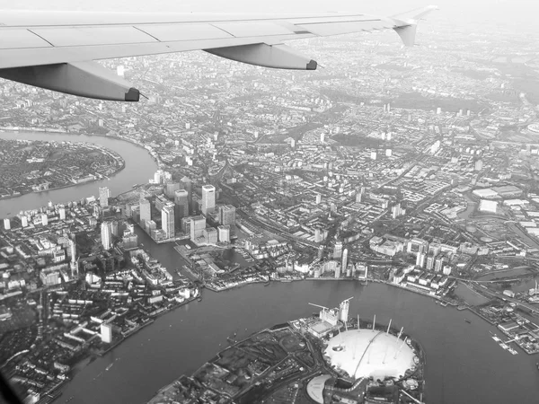 黒と白でロンドン市内中心部の上空で飛んでいる飛行機から空撮 — ストック写真