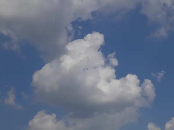 Cielo Blu Con Nuvole Bianche Utili Come Sfondo — Foto Stock