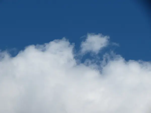 背景として役に立つ白い雲と青空 — ストック写真