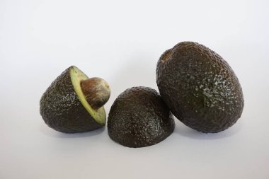 Beyaz arka planda kesilmiş taze avokado görüntüsü