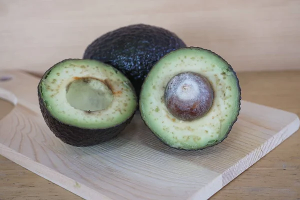 Uitzicht Gesneden Verse Avocado Een Houten Achtergrond — Stockfoto