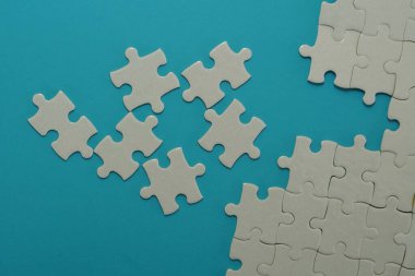 Mavi arkaplanda beyaz yapboz parçaları