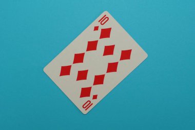 oyun kartları mavi arkaplanda 