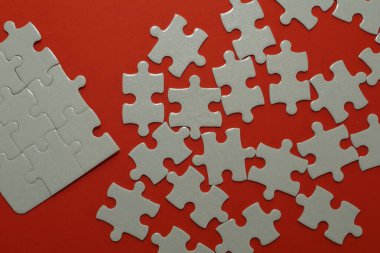 Kırmızı arkaplanda yapboz parçaları