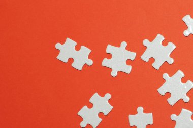 Kırmızı arkaplanda yapboz parçaları