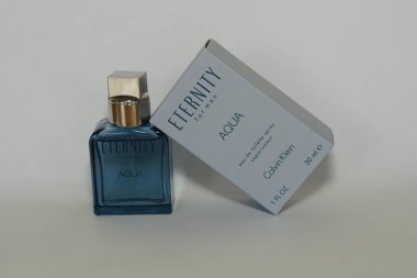 Calvin Klein, beyaz arka planda erkek parfümü
