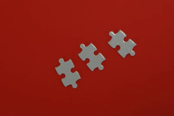 Kırmızı arkaplanda yapboz parçaları