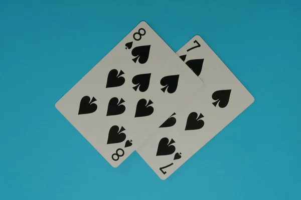 蓝色背景的扑克牌 — 图库照片