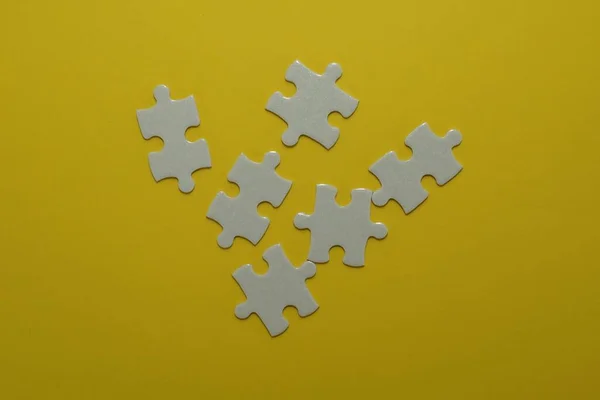 Pièces Puzzle Blanc Sur Fond Jaune — Photo