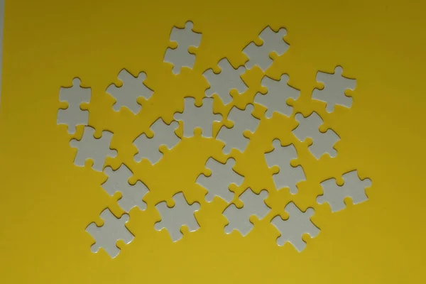 Weiße Puzzleteile Auf Gelbem Hintergrund — Stockfoto