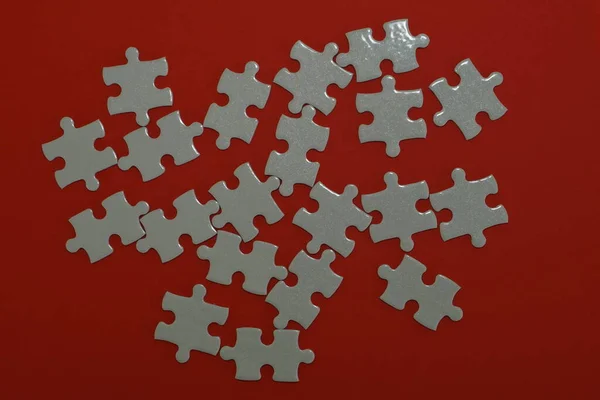 Puzzleteile Auf Dem Roten Hintergrund — Stockfoto