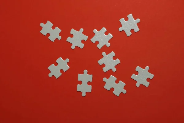 Pièces Puzzle Sur Fond Rouge — Photo