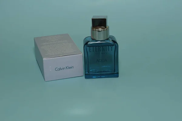 Calvin Klein Eeuwigheid Voor Mannen Parfum Groene Achtergrond — Stockfoto