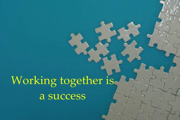 Mavi arkaplanda motivasyonel qoute ile yapboz parçaları