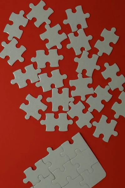 Pièces Puzzle Sur Fond Rouge — Photo