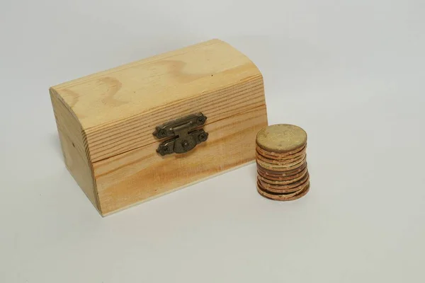 Drewniane Pudełko Monetami Izolowanymi Białym Tle — Zdjęcie stockowe