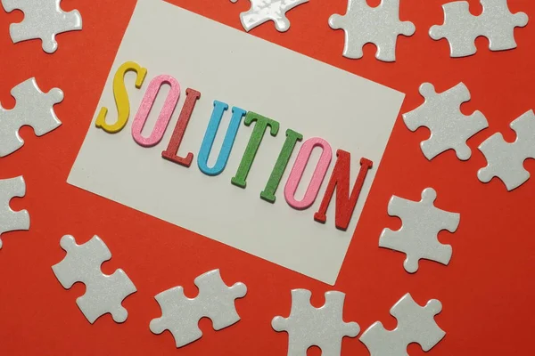 Lösung Wort Mit Puzzle Auf Rotem Hintergrund — Stockfoto