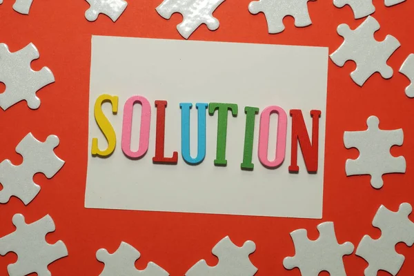 Lösung Wort Mit Puzzle Auf Rotem Hintergrund — Stockfoto