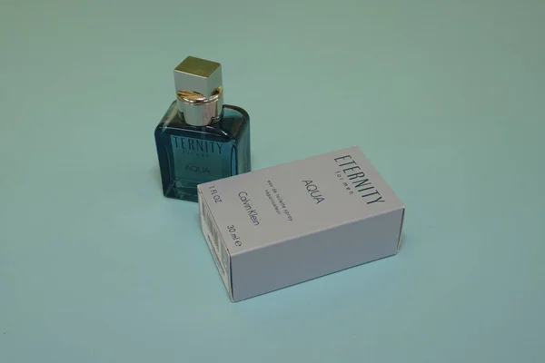 Calvin Klein Éternité Pour Hommes Parfum Sur Fond Vert — Photo