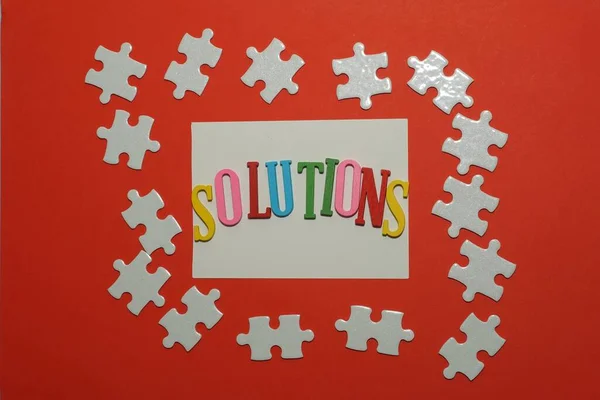 Lösungen Wort Mit Puzzle Auf Rotem Hintergrund — Stockfoto