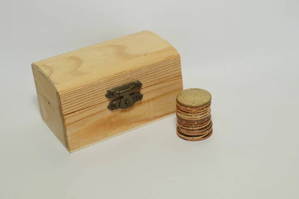 Caja Madera Con Monedas Aisladas Sobre Fondo Azul — Foto de Stock