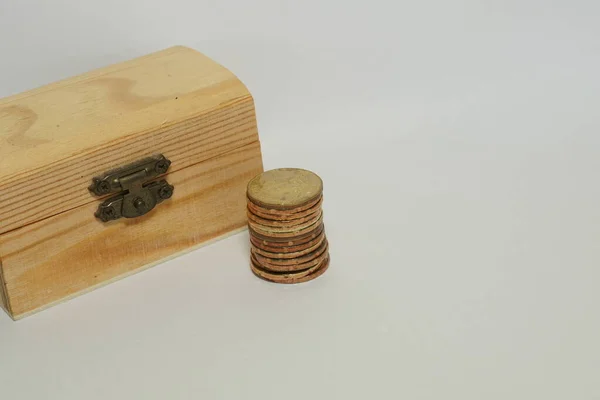 Caja Madera Con Monedas Aisladas Sobre Fondo Azul —  Fotos de Stock