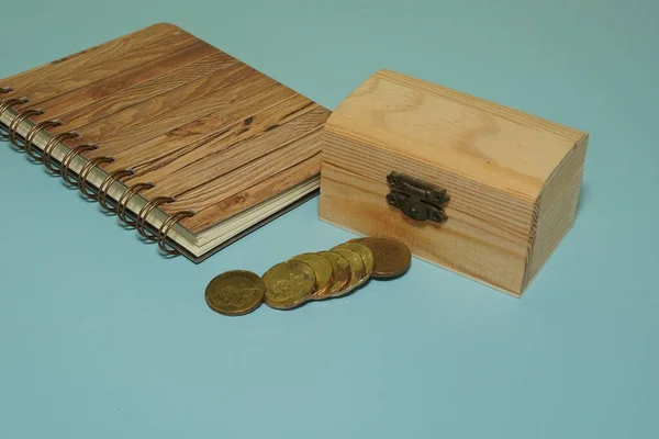 Drewniane Pudełko Monetami Izolowanymi Niebieskim Tle — Zdjęcie stockowe