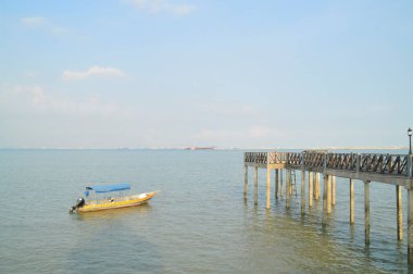 Pontian, Johor-April 19, 2016; Pontian, Malezya 'da bulunan Tanjung Piai iskelesinde rıhtımda bir tekne