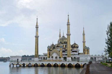 Kuala Terengganu, Malezya - Eylül 12019; Kristal Cami veya Mescid Kristal, Malezya 'nın Terengganu kentinde bir camidir. Çelik, cam ve kristalden yapılmış büyük bir yapı.. 