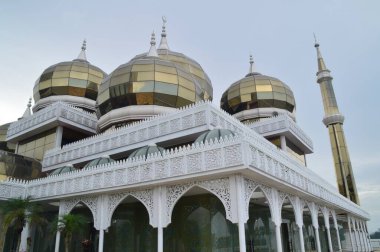 Kuala Terengganu, Malezya - Eylül 12019; Kristal Cami veya Mescid Kristal, Malezya 'nın Terengganu kentinde bir camidir. Çelik, cam ve kristalden yapılmış büyük bir yapı.. 