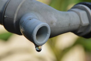 Su borudan damlıyor.