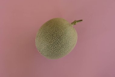 kavun meyvesi pembe arka planda izole