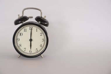 Beyaz arkaplanda alarm saati