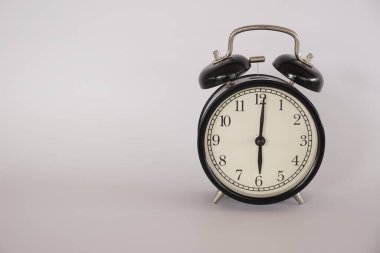 Beyaz arkaplanda alarm saati