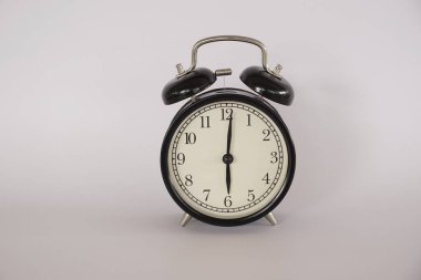 Alarm saati beyaz arkaplanda orta konumda