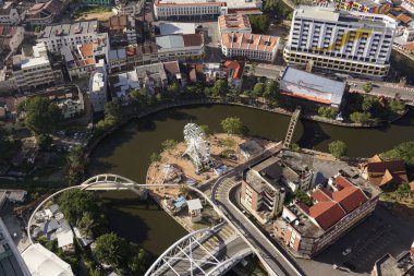 Melaka, Malezya-6 Ocak 2020; Melaka tarihi kentinde Korsan Parkı ve Melaka Nehri manzarası