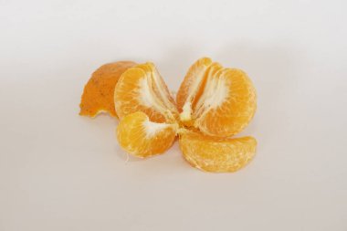 Beyaz arka planda mandalina dilimleri