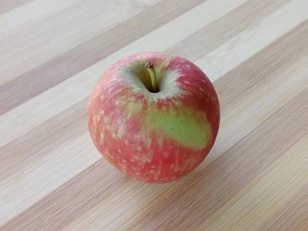Κόκκινο Μήλο Ξύλινο Φόντο — Φωτογραφία Αρχείου