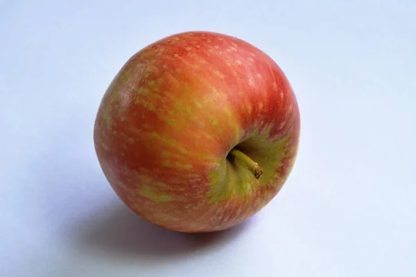 Una Manzana Sobre Fondo Blanco — Foto de Stock