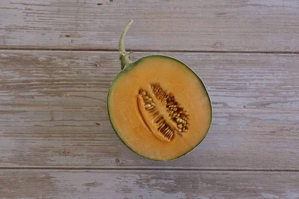 Melon Rosy Miodowej Izolowany Drewnianym Tle — Zdjęcie stockowe