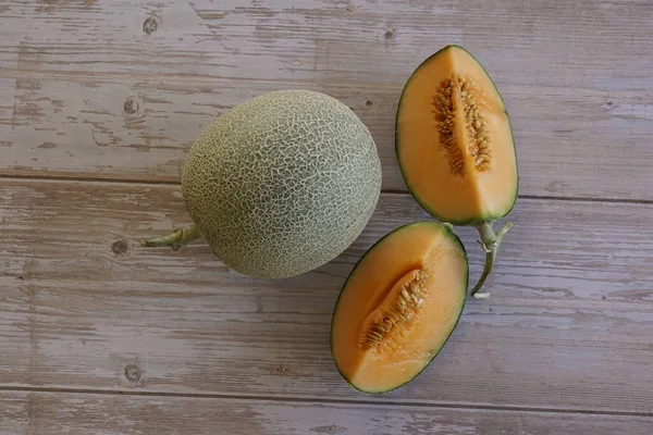 Melon Embun Madu Diisolasi Pada Latar Belakang Kayu — Stok Foto