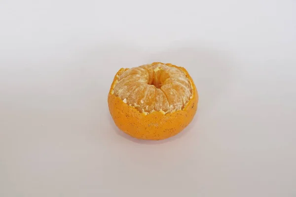 Mandarin Irisan Kapur Pada Latar Belakang Putih — Stok Foto